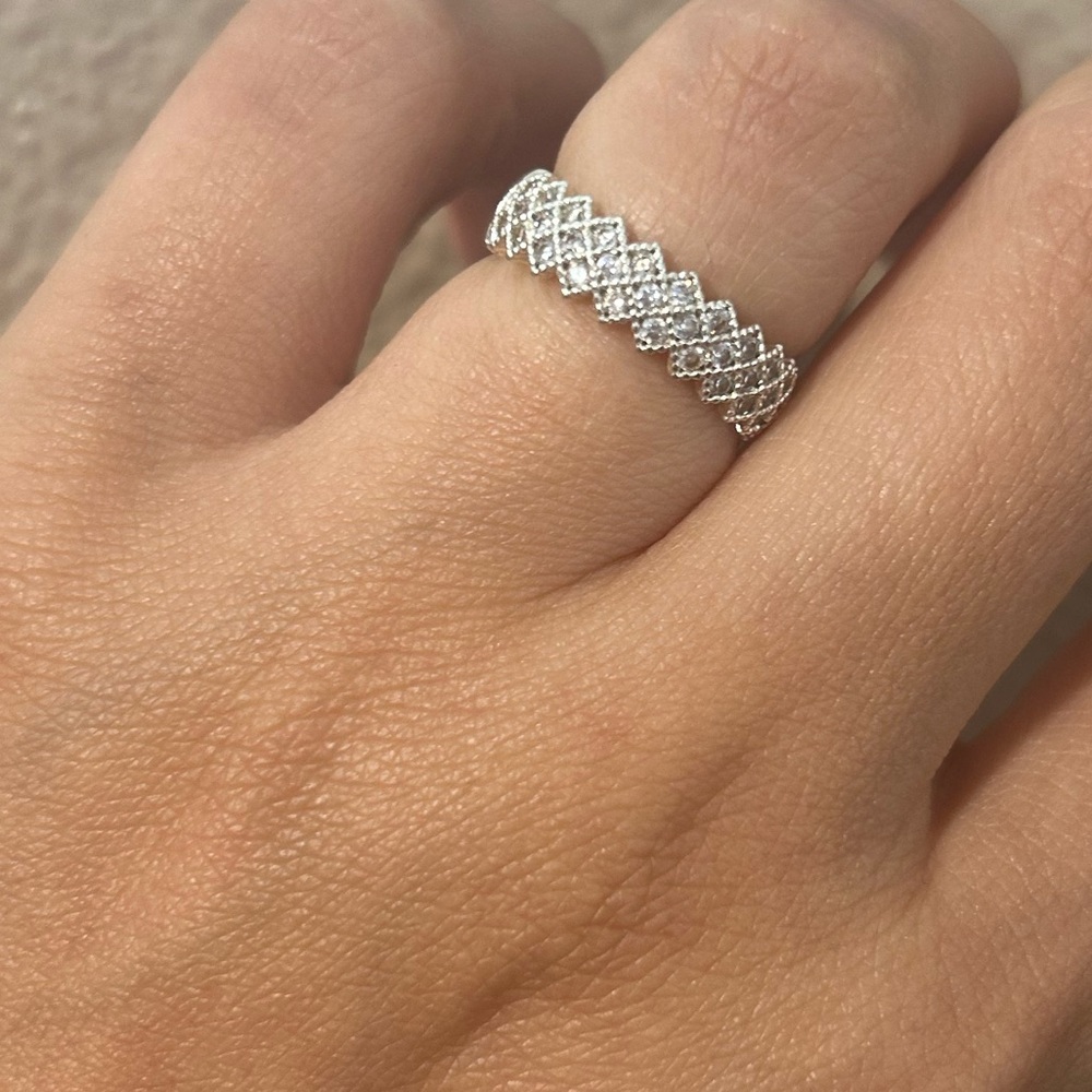 Elegant Silver Diamond Pattern Ring